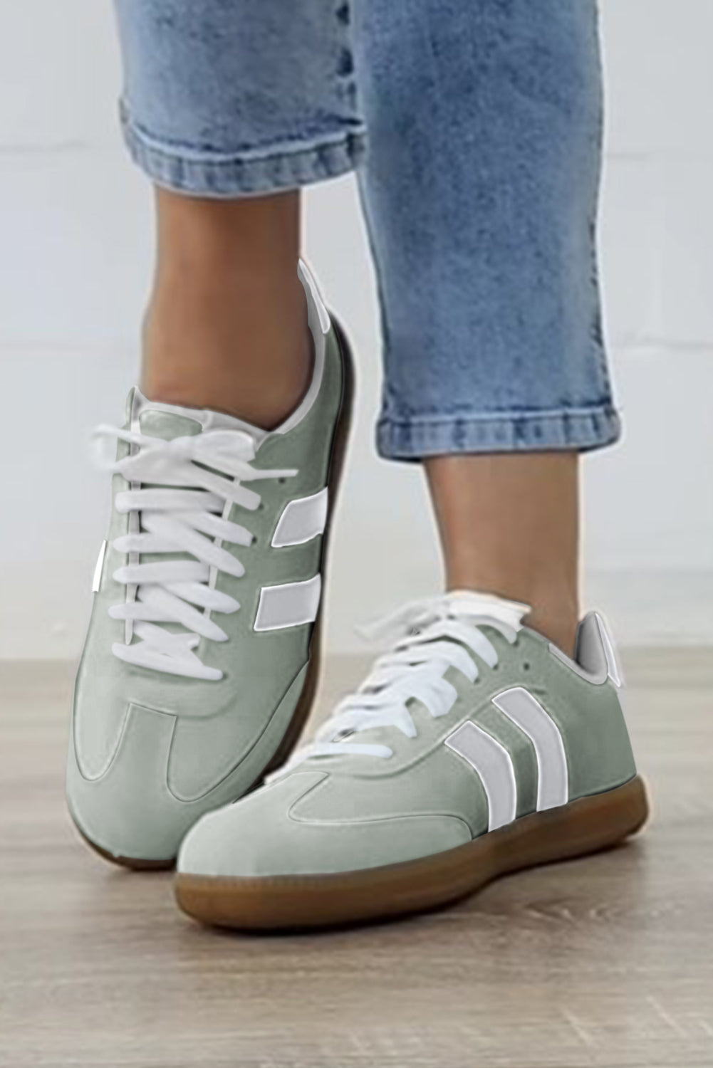 White lace-up sneakers
Women's casual sneakers
Comfortable flat sole shoes
Stylish white sneakers
Women’s everyday sneakers
Durable women’s shoes