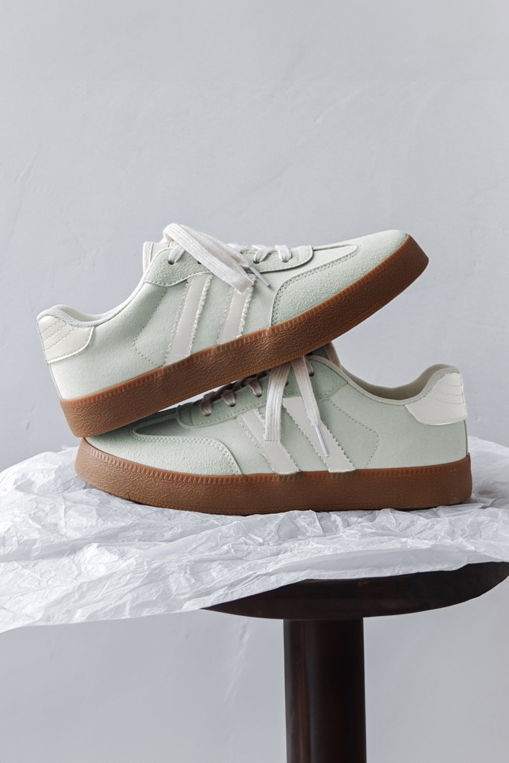 White lace-up sneakers
Women's casual sneakers
Comfortable flat sole shoes
Stylish white sneakers
Women’s everyday sneakers
Durable women’s shoes